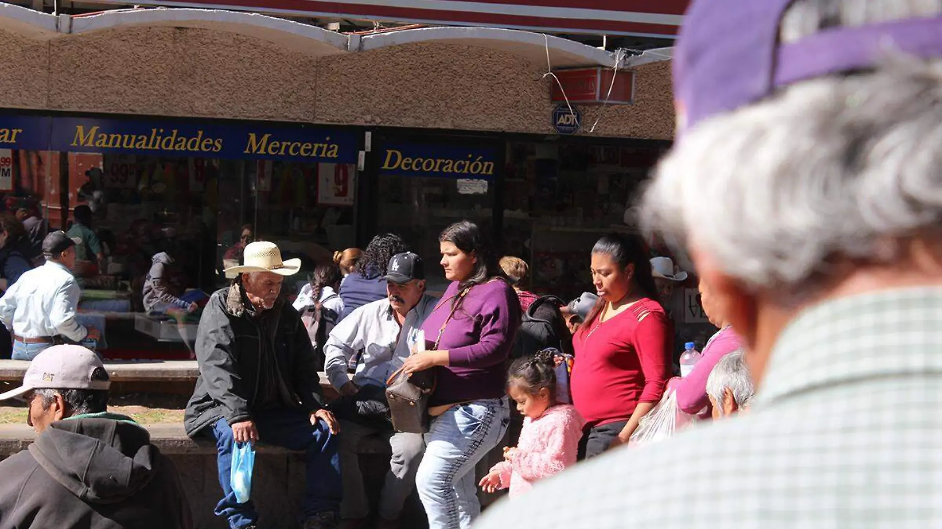 Multitud Gente Mercado Municipal- Mike Acosta (3)